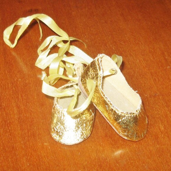 Vintage Dolly's Gold Slippers w Original Box Finest Doll Shoes Accessory - Picture 16 of 16